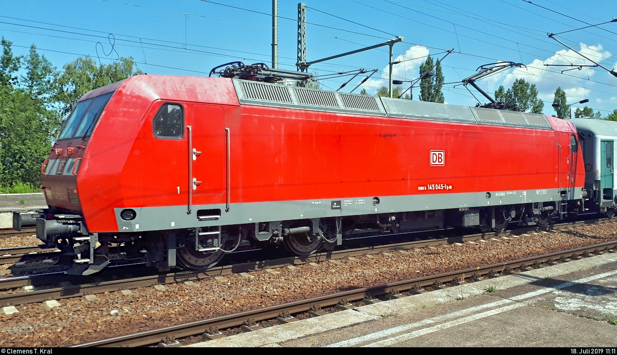 Militärzug der United States Army, kommend vom Grünauer Kreuz, mit 145 045-1 DB steht im Bahnhof Berlin-Schönefeld Flughafen auf dem Berliner Außenring (BAR | 6126).
Auf diesem Bild ist die Lok im seitlichen Portrait zu sehen.
[18.7.2019 | 11:11 Uhr]