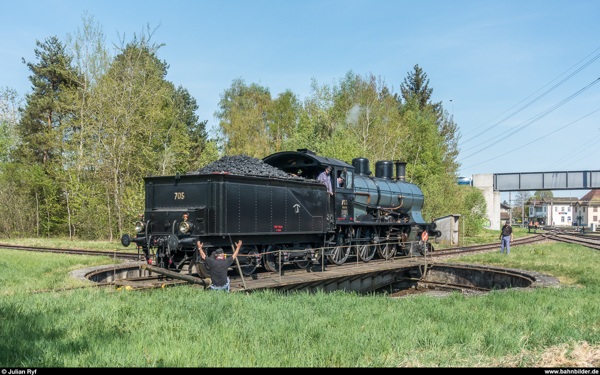 Millimeterarbeit ist gefragt beim Auffahren der A 3/5 auf die Drehscheibe in Etzwilen am 21. April 2018 - gerade mal ein Meter länger ist die Drehscheibe als der Achsstand der A 3/5.
