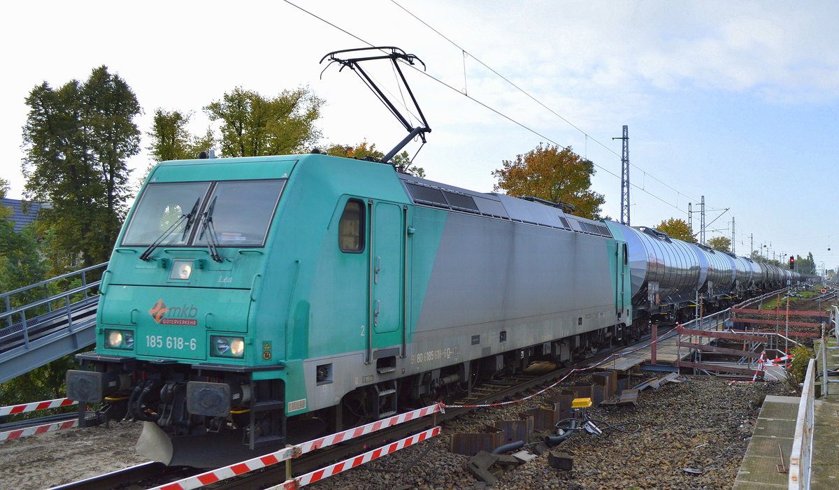 Mindener Kreisbahnen GmbH, Minden [D] mit der Leasinglok  185 618-6  [NVR-Nummer: 91 80 6185 618-6 D-ATLU] und Kesselwagenzug (Xylole) Richtung Stendell am 09.10.19 Berlin Karow. 