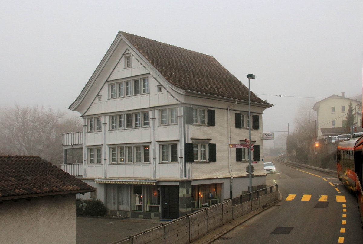 Mini-Bahnbildertreffen im Appenzellerland: Hier zusammen mit einem Blick auf einen typischen Streckenabschnitt der Appenzellerbahn unterhalb Teufen (vorn Steuerwagen ABt 121) auch ein Blick aufs Kulturelle - besonders schön sind hier die vielen äusserst schlichten weissen Häuser des Kantons Appenzell Ausserrhoden, der architektonisch nach der Landteilung von 1597 (Loslösung vom römisch-katholisch gebliebenen Hauptort Appenzell und Wechsel zur evangelisch-reformierten Konfession) ganz eigene Wege einschlug. 17.März 2018 