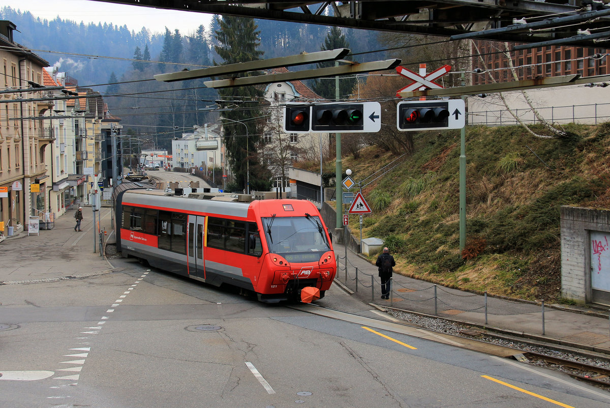 Mini-Bahnbildertreffen im Appenzellerland: Nur noch ganz wenige Tage fährt die Appenzellerbahn hier Richtung Zahnstangenrampe zur Stadt St.Gallen hinunter; bald verschwinden die Züge hinter den Häusern im neuen Tunnel. Im Panorama die letzten Tage der alten Haltestelle Riethüsli und AB Steuerwagen ABt 121 - und die Kollegen Walter Ruetsch und Olli mit denselben Interessen wie ich. 17.März 2018 