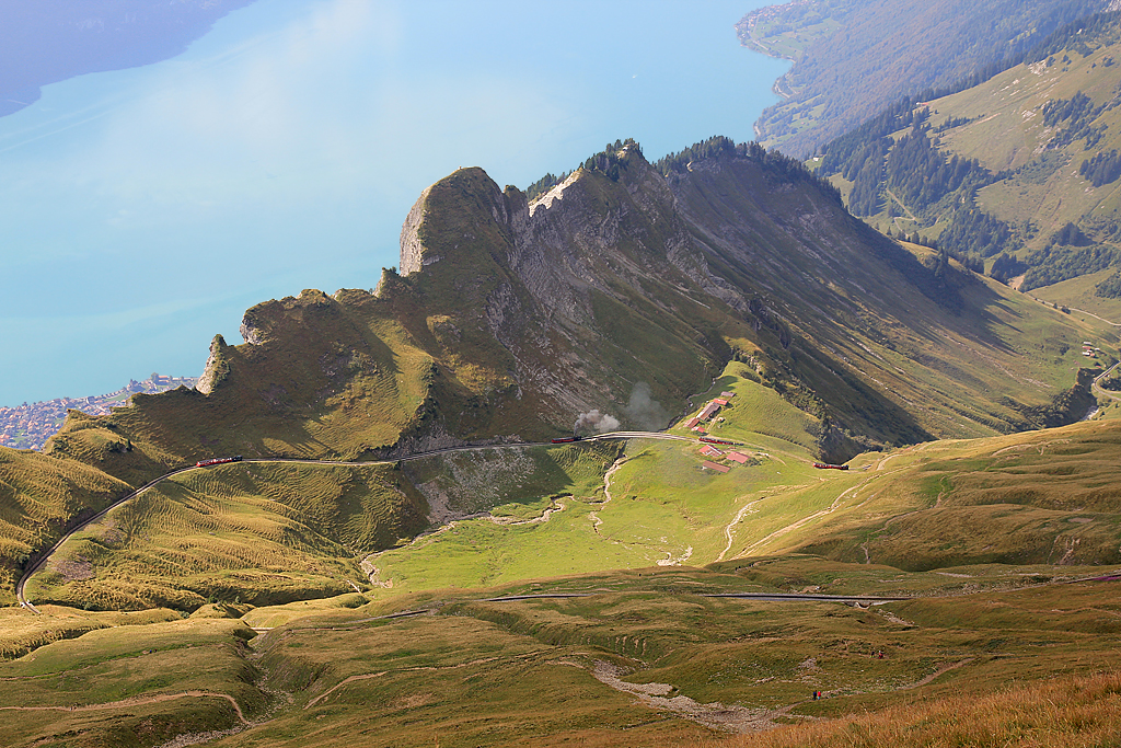 Mini-BB-Treffen BRB: Blick von Rothorn Kulm talwärts Richtung Dirrengrind, Oberstafel und Brienzersee. Wer genauer guckt, sieht 4 Züge (2 mit ölgefeuerten Loks, 1 mit Kohle, 1 mit Diesel). Ganz rechts der einzige talwärts fahrende Zug (mit Armin und Margaretha an Bord), 25. Sept. 2016, 11:36