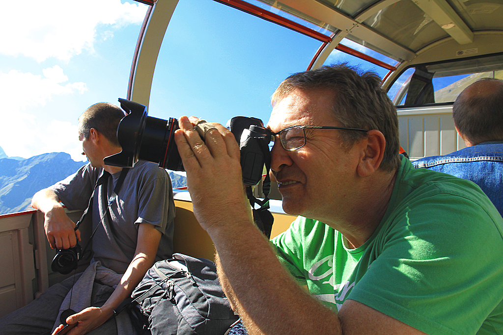 Mini-BB-Treffen: Während Thomas die gewaltige Aussicht geniesst, ist Armin voll in Aktion... Bergfahrt aufs Rothorn, 24. Sept. 2016, 15:57