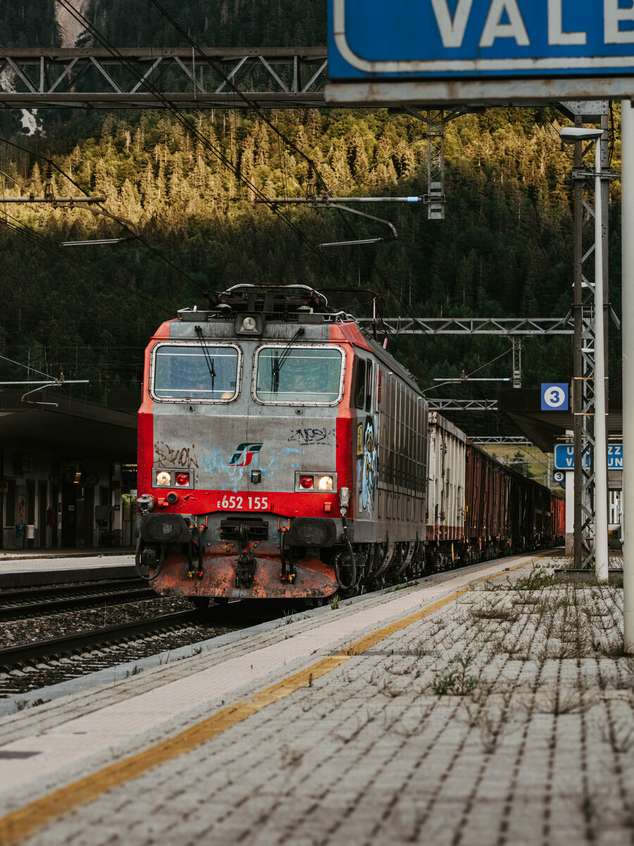 MIR E652 155 durchf�hrt am 08.07.2026 mit einem G�terzug in Richtung Udine den Bahnhof Ugovizza-Valbruna.