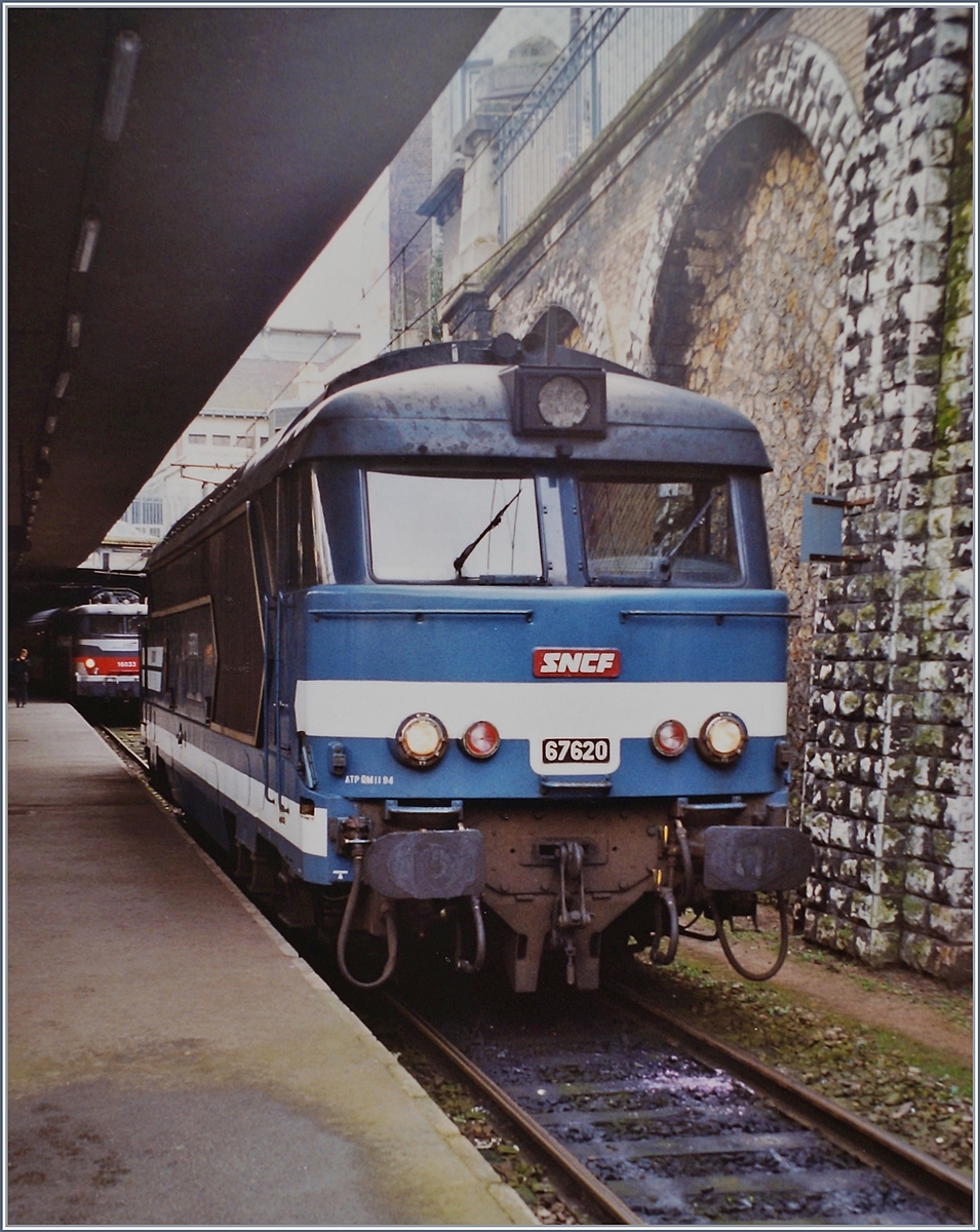 Mir gefällt die SNCF BB 67000, die in etwa mit der DB 218 verglichen werden kann. 
Das analog Bild zeigt die SNCF BB 67620 im Bahnhof von Rouen Rive Droite.

14. Feb. 2002
