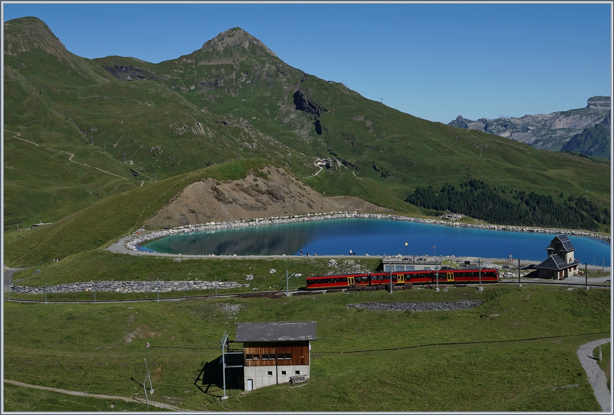 Mir gefallen die neuen JB Jungfraubahn Triebzüge Bhe 4/8! Hier ist einer davon beim Fallboden unterwegs. Obwohl Lauterbrunnen und Grindewald recht weit auseinander lieben, verläuft die Gemeindegrenze durch den See im Hintergrnd.
8. August 2016