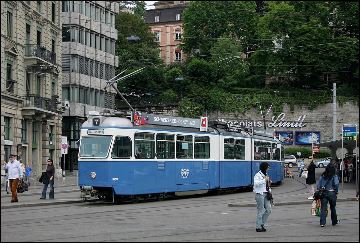 Mirage 1966-68 -

Der Typ Be4/6 an der Haltestelle Central in Zürich. Von diesem Typ wurden 90 Fahrzeuge gebaut und in Zürich waren sie im Einsatz bis 2010.

24.05.2008 (8)
