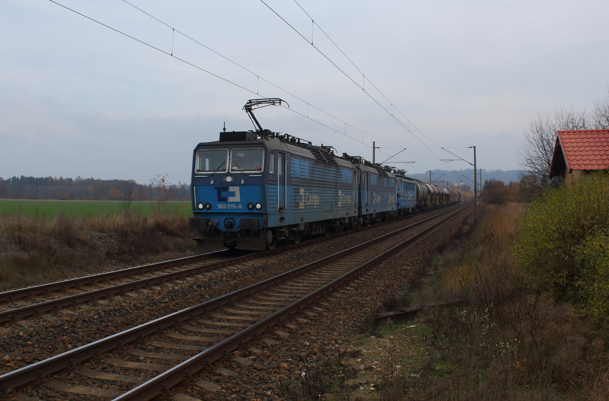 Mischer in Chotikov bei Cheb mit der 363 519 der kalt mitlaufenden 363 505 und der 230 053 bei trüber Hochnebeldecke am 05.11.2018