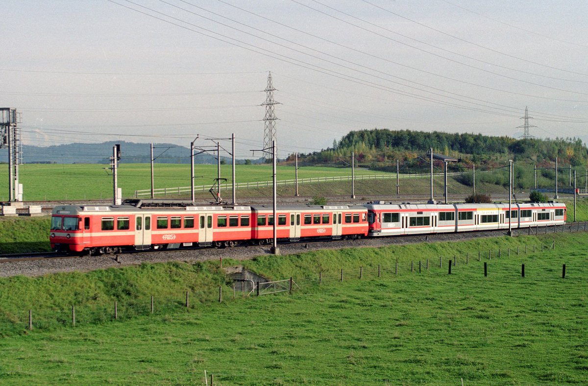 Mischtraktion mit dem RBS-Be 4/8 41 sowie dem ABe 4/12 66 am 27. September 2001 auf der damaligen Linie J zwischen Oberzollikofen und Worblaufen.