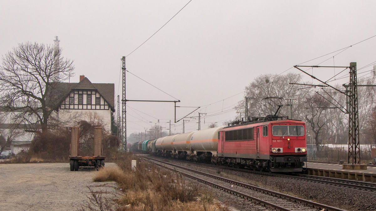 Mistwetter am 1. März 20019 in Magdeburg. 155 157-1 ist mit einem Mischer unterwegs gen Osten. 