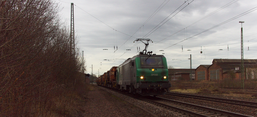 Mistwetter oder nach dem RE folgt im Block die Suppe. Wenn Ivie ihren Stadtbummel in Saarlouis macht, dann mache ich mich zum Fotografieren auf.
An diesem Tag hatte ich mich trotz des Wetters entschlossen an die Strecke zu gehen obwohl die Hl. Drei Könige trübes Wetter mit ins Saarland gebracht haben.
Anfänglich reichten 1000 ISO aus aber dann mußten es schon 1250 ISO sein.
Ich war in Bous an der alten Bahnmeisterei gegenüber dem Stahlwerk Bous, ehemals Mannesmann Röhrenwerke.
Wie man erkennen kann gab es auch hier mal mehr Gleise.
Die Bahnmeisterei und ein Schrotthändler hatten ihren Anschluß und ein weiteres Gleis ging ins benachbarte Industriegebiet wo sich vor einigen Jahrzehnten IKEA angesiedelt hatte.
Die Gleis und IKEA sind hier verschwunden, IKEA siedelte nach Saarlouis Lisdorf um, näher zur Autobahn.
Der RE Saarbrücken - Koblenz hat vor wenigen Minuten meinen Standort passiert, schon folgt im Block der Suppenzug Völklingen - Dillingen/Hochofen.
Akiem 37022 ist seit einiger Zeit wieder am Zug und hat die Diesel-Prima abgelöst.
06.01.2014 - Bahnstrecke 3230 Saarbrücken - Karthaus