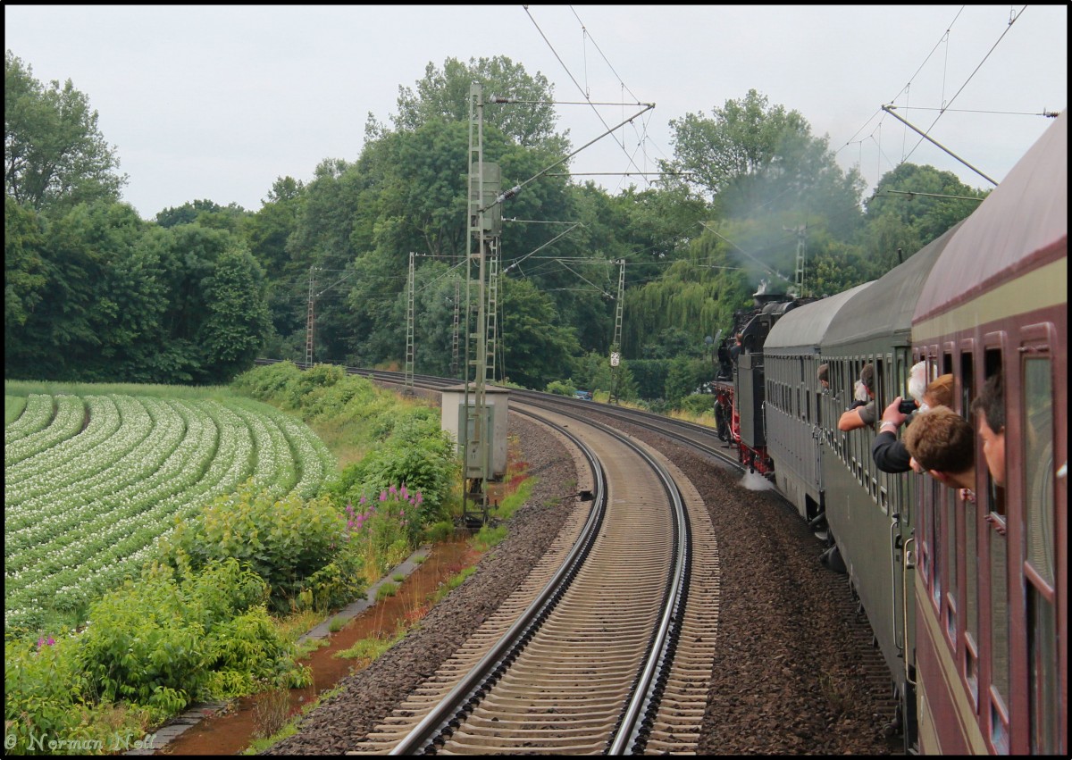 Mit der 01 1066 auf ihrer Abschiedsfahrt wegen einer langwierigen Kessel-Hauptuntersuchung als Sonderzug mit Schublok V 200 033 von Wilhelmshaven nach Goslar. 26/06/2015