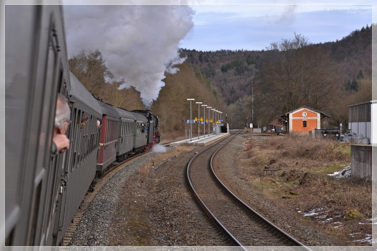 Mit 01 150 in Richtung Neuenmarkt-Wirsberg.
Fotografiert am 8. Februar 2014 bei der Durchfahrt in Vorra.