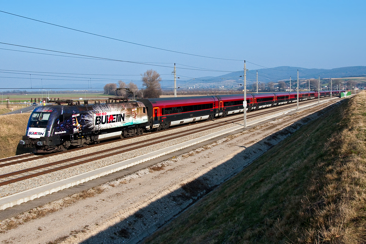 Mit 1116.222  Red Bulletin  an der Spitze rast der railjet 168 über die Neubaustrecke durchs Tullnerfeld. Die Aufnahme entand am 09.03.3014.