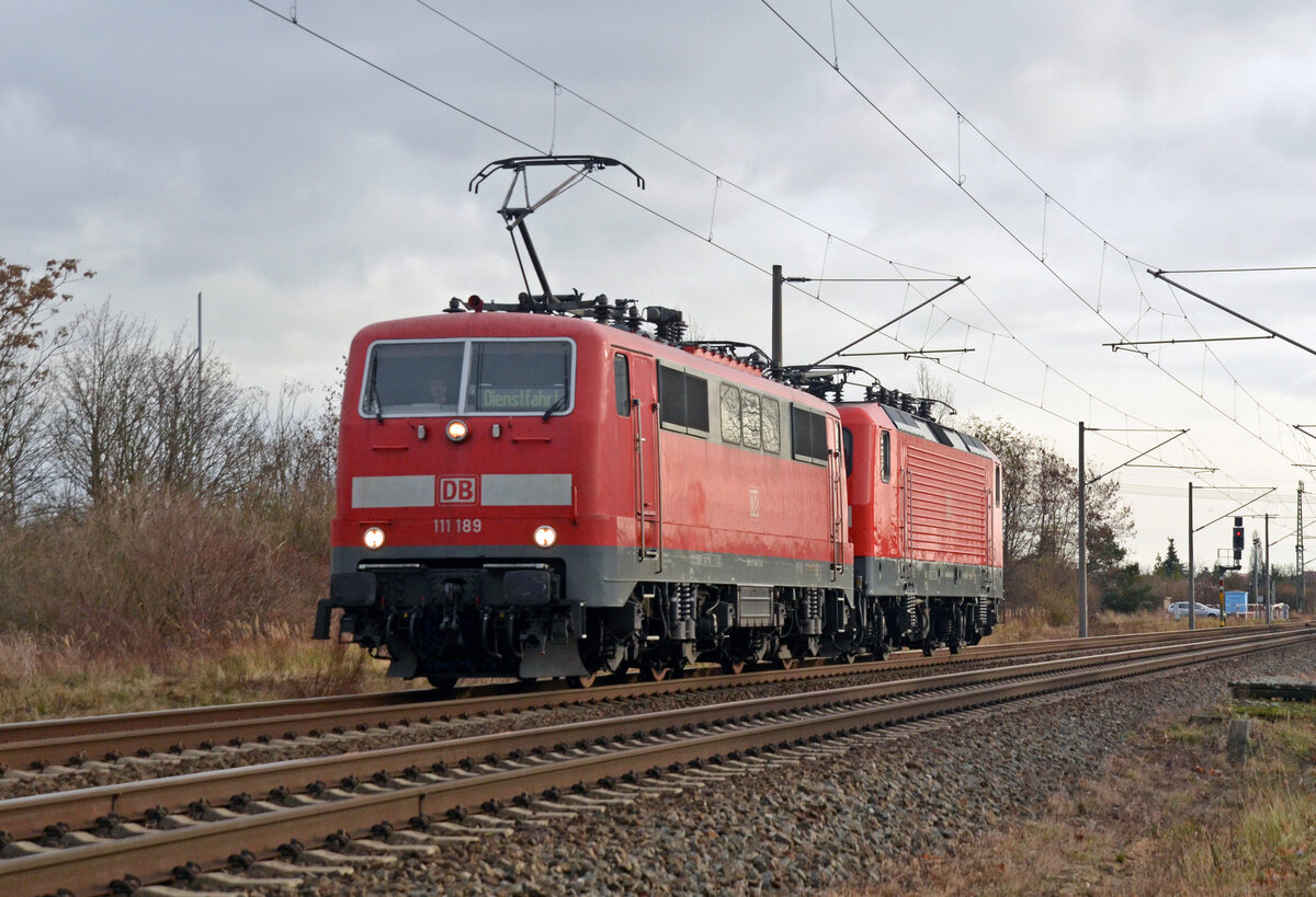 Mit 114 009 rollte 111 189 am 05.12.21 durch Greppin nach Dessau ins dortige Ausbesserungswerk.