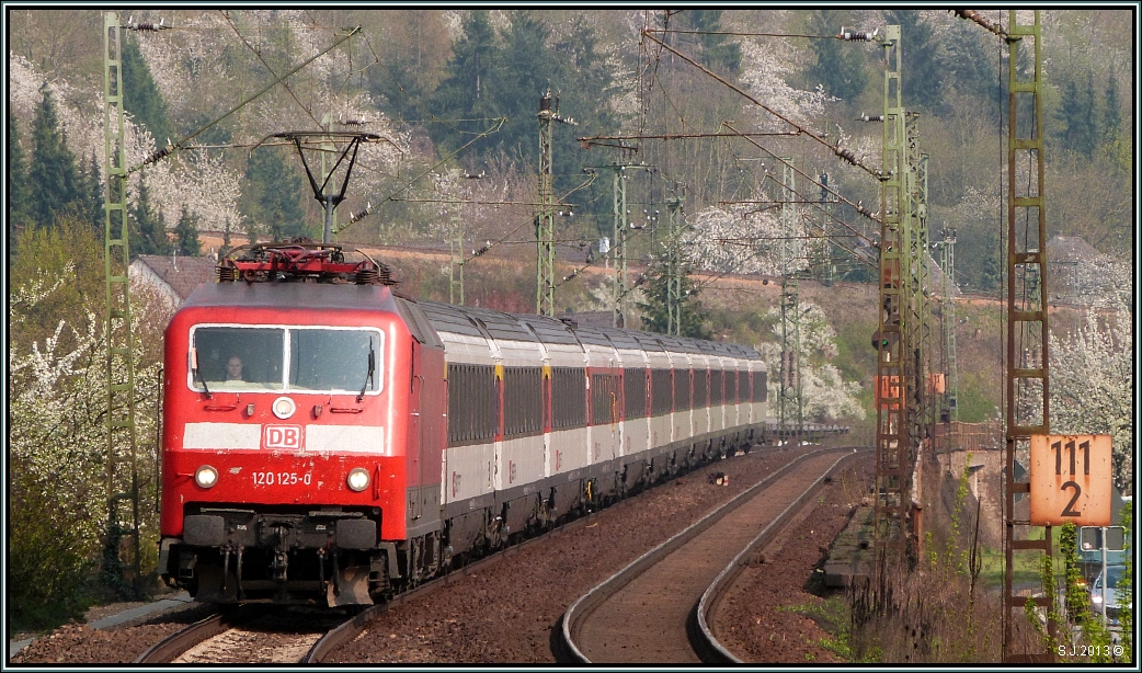 Mit 12 Eurocitywaggons am Haken macht sich die 120 125-0 auf in Richtung Bonn.Hier zu sehen auf der KBS 465 bei Erpel am Rhein im April 2013. Neuauflage des Fotos mit etwas mehr Sch�rfe und anderer Perspektive.