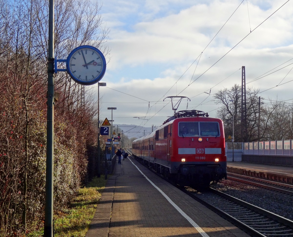 Mit 13 Sekunden Verspätung traf die RB 19334 von Geislingen nach Stuttgart in dem Bahnhof Gingen an der Fils ein. 
Vielleicht lag es ja daran, dass die 111 080 anstatt einer 143 unterwegs war... 
Aufgenommen am 30.12.13.