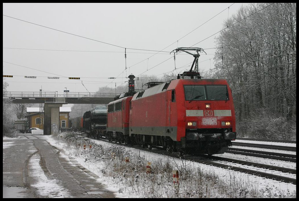 Mit 140028 und einem Güterzug am Haken muss hier am 20.2.2005 die 152145 im Bahnhof Natrup Hagen in das Ausweichgleis, um wenig später eine Überholung vorbei zu lassen. Diese Betriebssituation ist seit 2019 nicht mehr möglich, da die Überholgleise im Bahnhof Natrup Hagen abgetragen wurden! Der Bahnhof bzw. Haltepunkt wird seitdem von Osnabrück aus fern bedient!