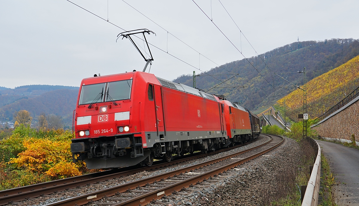 Mit einer 152 im Schlepp befördert 185 264-9 am 16.11.2024 einen Güterzug an den Weinbergen des Bopparder Hamms entlang in Richtung Koblenz