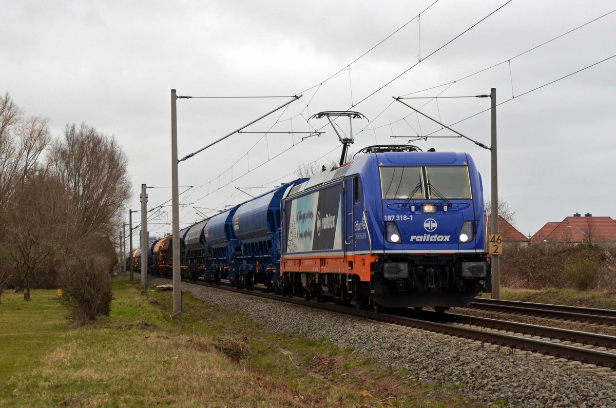 Mit 187 318 führte Raildox am 21.03.21 einen Schwenkdachwagenzug durch Greppin Richtung Bitterfeld.
