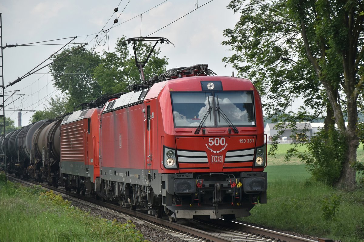 Mit einer 189zig als Wagenlok und einem Mischer am Haken kommt die 193 331 bei Boisheim gen Dülken gefahren. Samstag den 18.5.2019