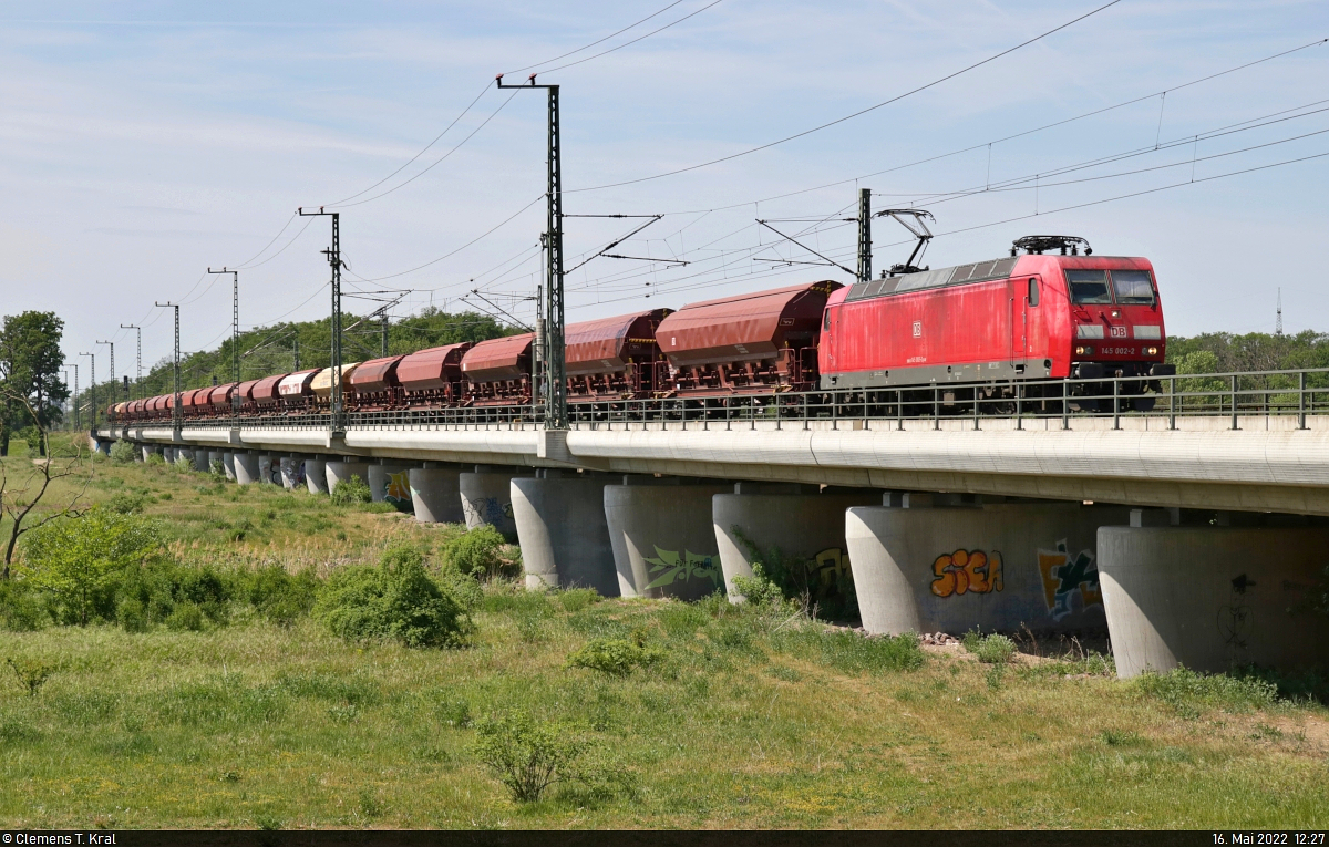 Mit 20 Schüttgutwagen (perfekte Länge, um die Brücke auszufüllen) überquert 145 002-2 den Elbe-Umflutkanal in Biederitz Richtung Trebnitz.

🧰 DB Cargo
🕓 16.5.2022 | 12:27 Uhr