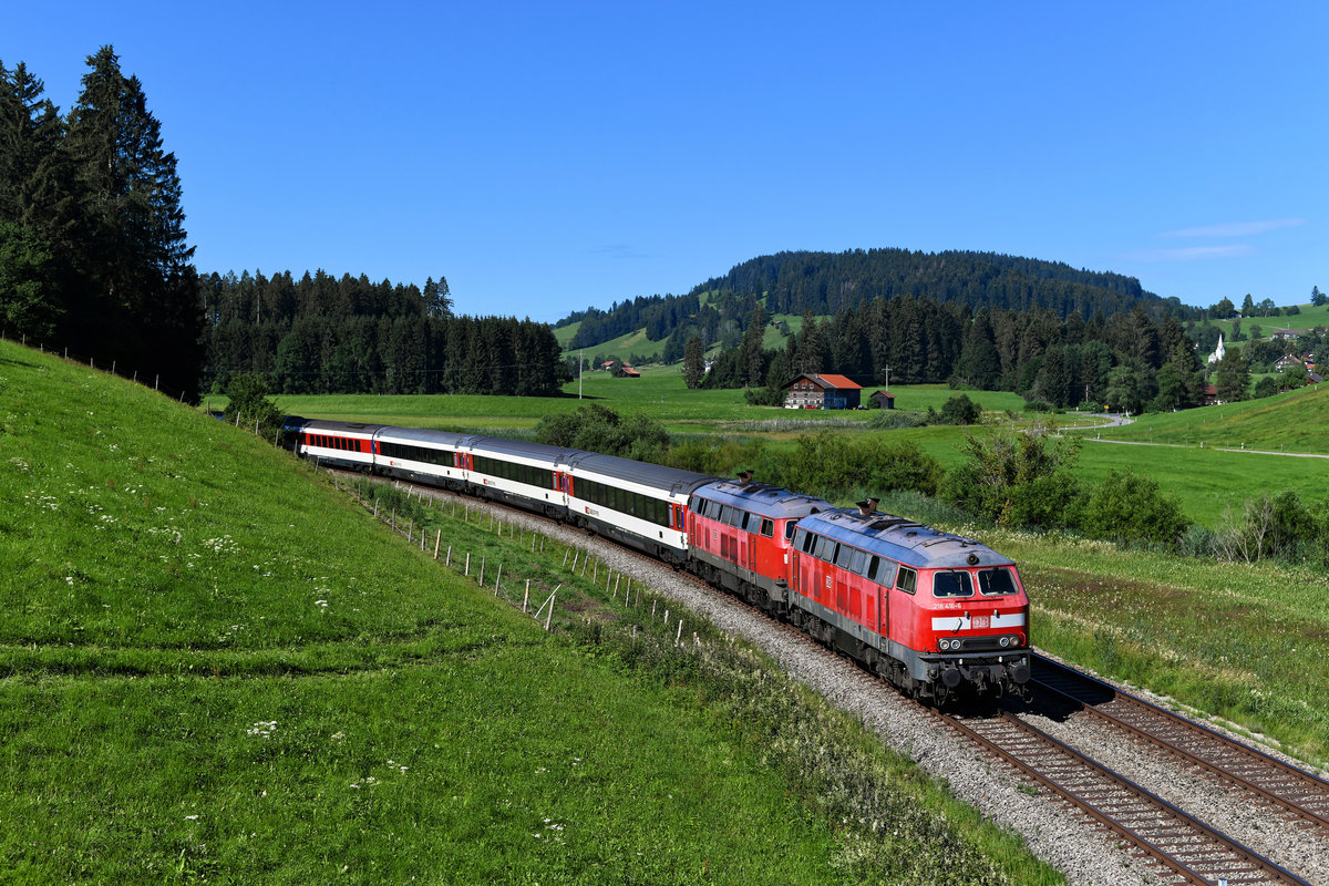 Mit 218 416 existiert auch noch die zweite Lok der Baureihe, die einst die bunte Touristikzug-Lackierung trug. Sie ist ebenfalls im Bh Mühldorf beheimatet und war somit gelegentlich vor den EC Zügen im Allgäu im Einsatz. Am 05. Juli 2020 beförderte sie gemeinsam mit 218 419 den EC 196 nach Lindau. Bei Weißenbachmühle fuhr mir das optisch etwas abgekämpft wirkende Tandem vor die Linse. 