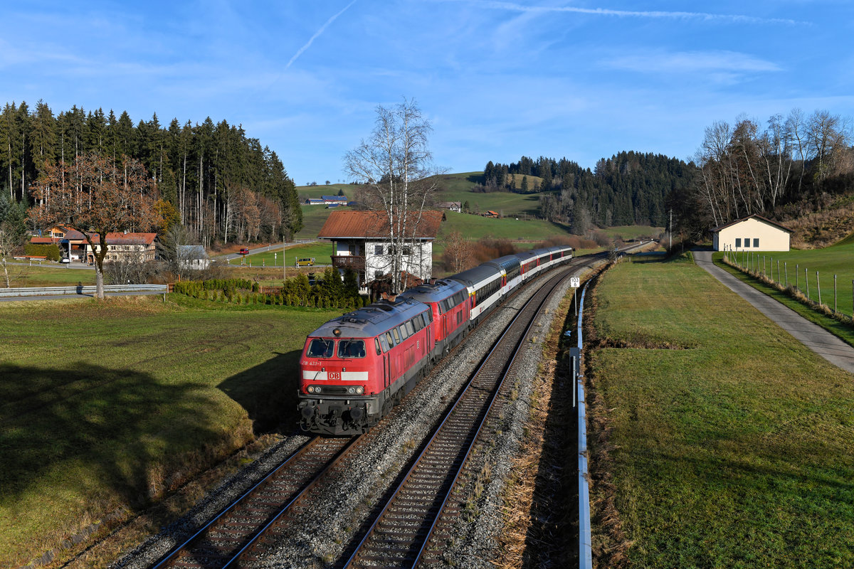 Mit 218 433 und 403 bespannten am 15. November 2020 zwei optisch eher  abgekämpfte  Vertreterinnen der Baureihe den EC 191 auf seiner Fahrt nach München HBF. Bei Buflings konnte ich den Schnellzug in spätherbstlicher Landschaft dokumentieren. 