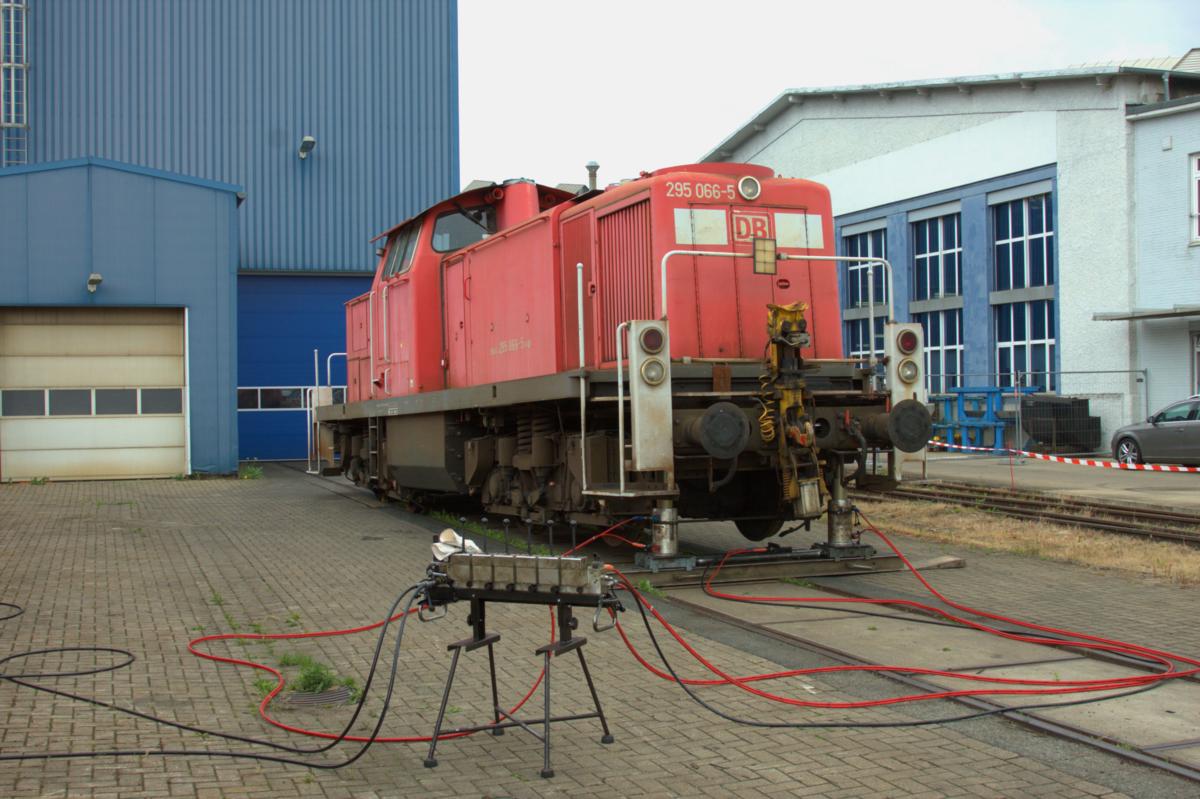 Mit 295066 wurde den Besuchern am Tag der offenen Tür im AW Bremen am 14.6.2014 das Anheben und Aufgleisen demonstriert.