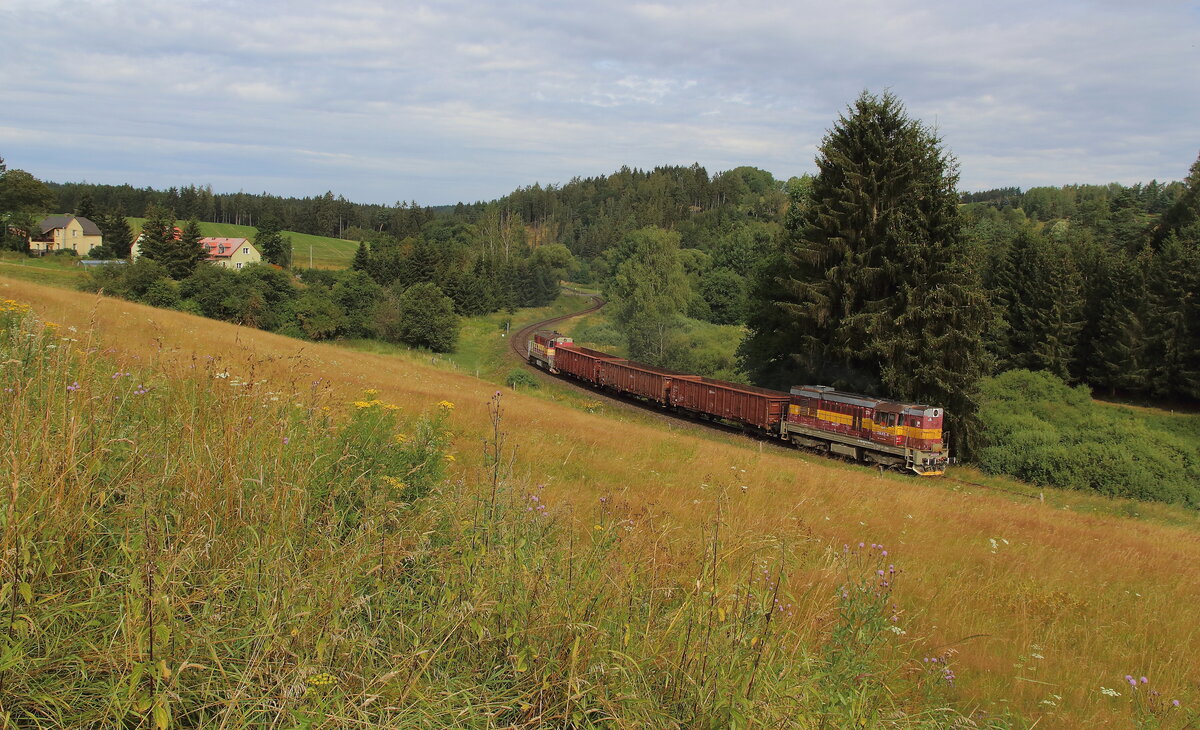 Mit 3 leeren Eas fahren die beiden Transistoren in Altlackfarben im Sandwich aus dem Tepla Tal hinauf Richtung Touzim. Aufgenommen wurde das Bild kurz hinter dem Bahnhof Otrocin am 26.07.2024