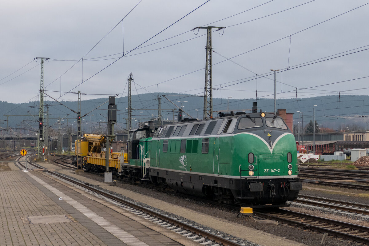 Mit 363 146 und einem Kran am Haken, erreichte 221 147 am Vormittag des 24.11.2021 den Saalfelder Bahnhof.