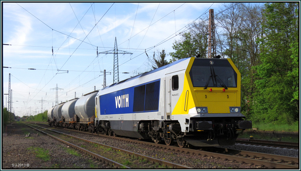 Mit 4 Silowaggons am Haken fhrt die Voith Maxima 40CC durch Lintorf - Ratingen.Bildlich festgehalten am frhen Abend Anfang Mai 2013.