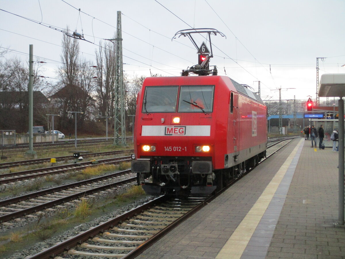 Mit den 4758 009 und 4758 023 unternahm die MEG 145 012,am 07.Dezember 2022,wieder eine Bewegungsfahrt von Mukran nach Bergen/Rügen.Für die Rückfahrt nach Mukran lief die 145 012 in Bergen/Rügen um.