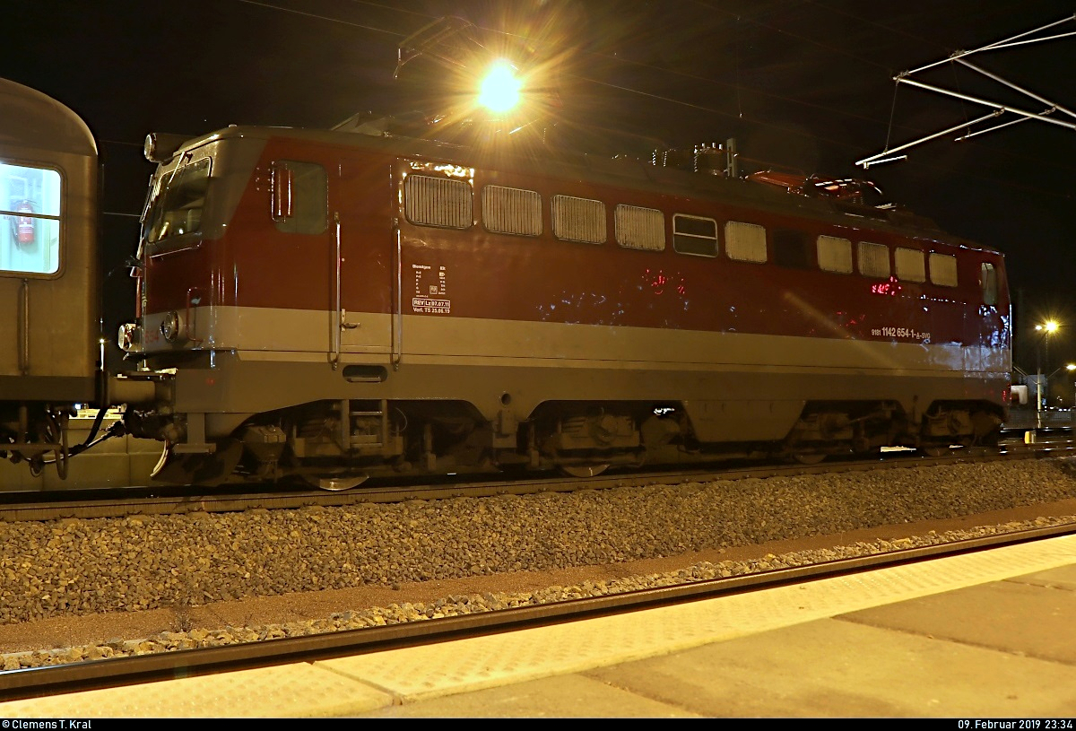 Mit 50 Minuten Verfrühung erreichte 1142 654-1  Helene  der Schienenverkehrsgesellschaft mbH (SVG) als SDZ 1896 von Kaiserslautern Hbf den Endbahnhof Halle(Saale)Hbf auf Gleis 9.
Ein vernünftiges Lokportrait von vorn bot sich leider nicht an, da  Helene  bis zum Bahnsteigende fuhr.
Der sogenannte  HFC-Fankurven-Express  brachte am Abend die Fußballfans des Halleschen FC anlässlich eines Auswärtsspiels in der 3. Liga gegen den 1. FC Kaiserslautern wieder zurück in die Heimat.
[9.2.2019 | 23:34 Uhr]