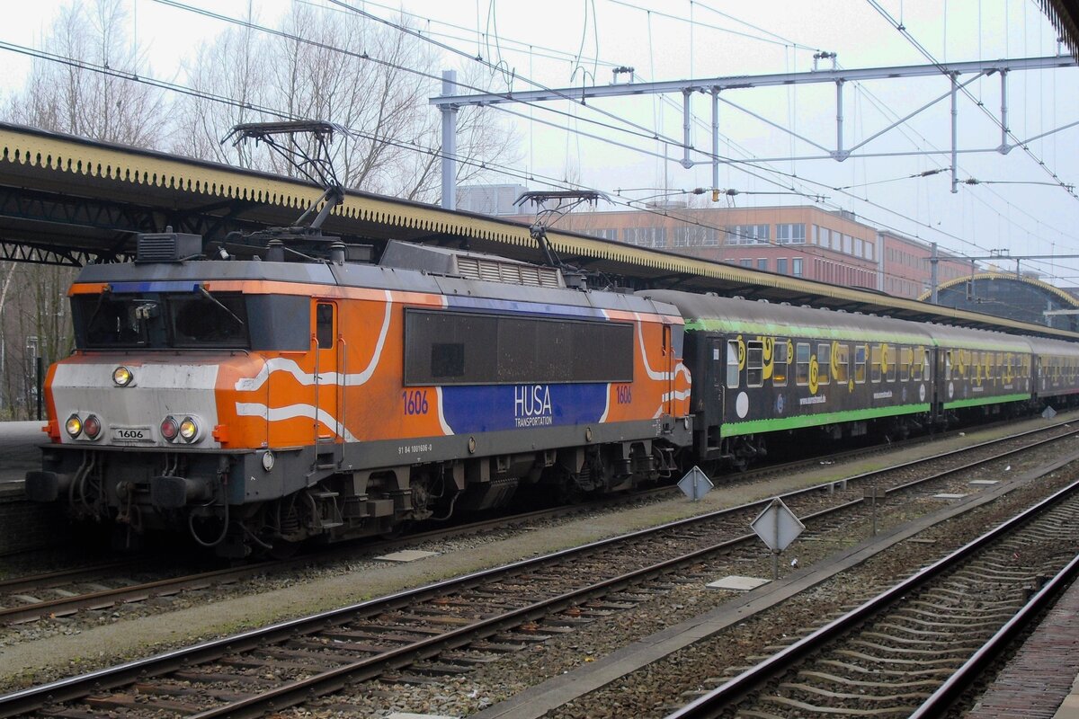 Mit den 5.Nachtzug des tages steht HUSA 1606 am 4 März 2012 in 's-Hertogenbosch.