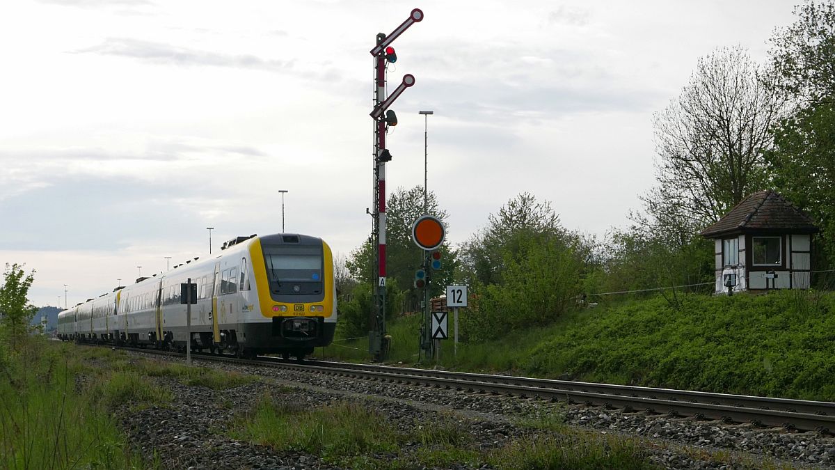 Mit 612 622 am Zugende und zwei weiteren Triebwagen dieser Baureihe fährt IRE 3266, Aulendorf - Stuttgart, bei leichtem Regen am 02.05.2019 mit 11 Minuten Verspätung am Einfahrsignal von Mengen vorbei.