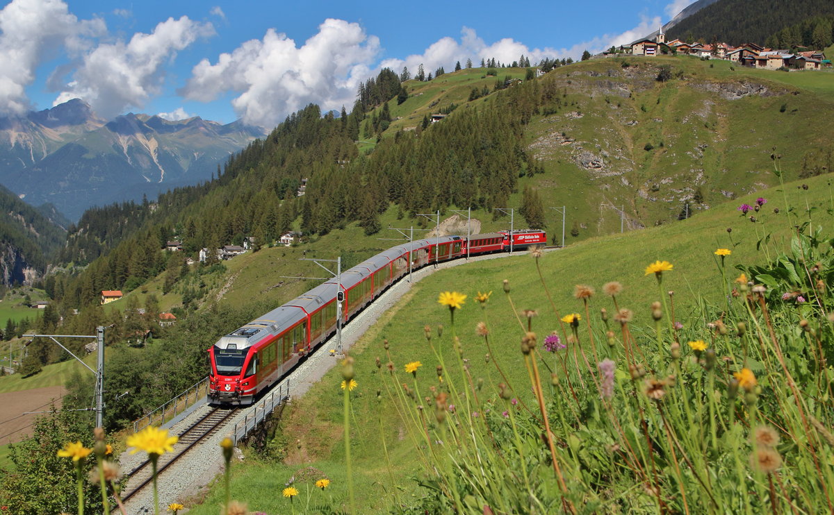 Mit der 644 schiebend, befindet sich der IR1136 (St.Moritz - Chur) bei Bergün auf der Talfahrt.

Bergün, 15. August 2020