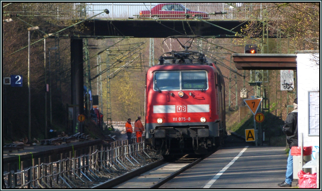 Mit 70 km/h rauscht der RE9 mit der 111 075-8 als Zugpferd am Haltepunkt Eilendorf
vorbei. Szenerie vom April 2012 whrend der Gleisbauarbeiten an der KBS 480.