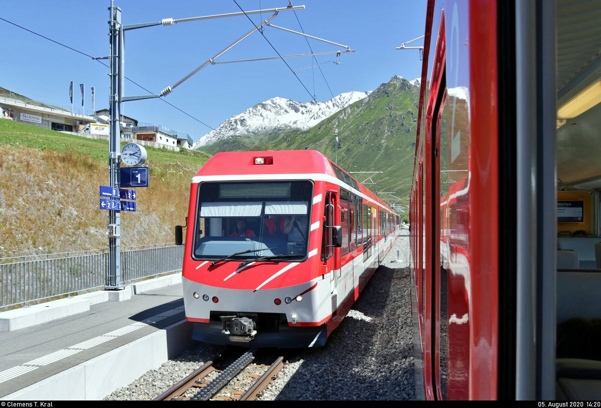 Mit 75 Minuten Verspätung trifft der sehnlichst erwartete ABDeh 4/10 (Stadler KOMET) nach Andermatt (CH) im Bahnhof Nätschen ein. Dieser war zuvor zwischen dem Oberalppass und Nätschen liegengeblieben.
Für mich geht die Fahrt nach Disentis/Mustér mit etwa +45 weiter. In den folgenden Stunden kommt es noch zu starken betrieblichen Abweichungen, da die sich stauenden Züge die meist eingleisigen Abschnitte wechselseitig passieren müssen.

🧰 Matterhorn-Gotthard-Bahn (MGB)
🚝 R 835 Disentis/Mustér (CH)–Andermatt (CH)
🚩 Bahnstrecke Brig–Disentis/Mustér (Furka-Oberalp-Bahn (FO) | 144)
🕓 5.8.2020 | 14:20 Uhr