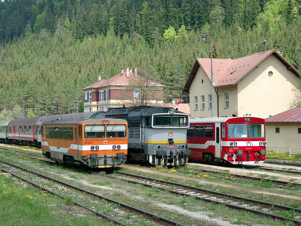 Mit 754003 in der Mitte war das Motiv am 20.5.2004 im Kreuzungsbahnhof
Cervena Skala komplett! Gekonnt stoppte der Lokfhrer des R 811 nach Humenne 
seine Lok genau in Hhe der bereits wartenden Triebwagen, links 811024 und 
812024. Auch meine Freunde und ich, die auf dieses Bild Motiv gewartet hatten,
wurden hupend entsprechend begrt.  