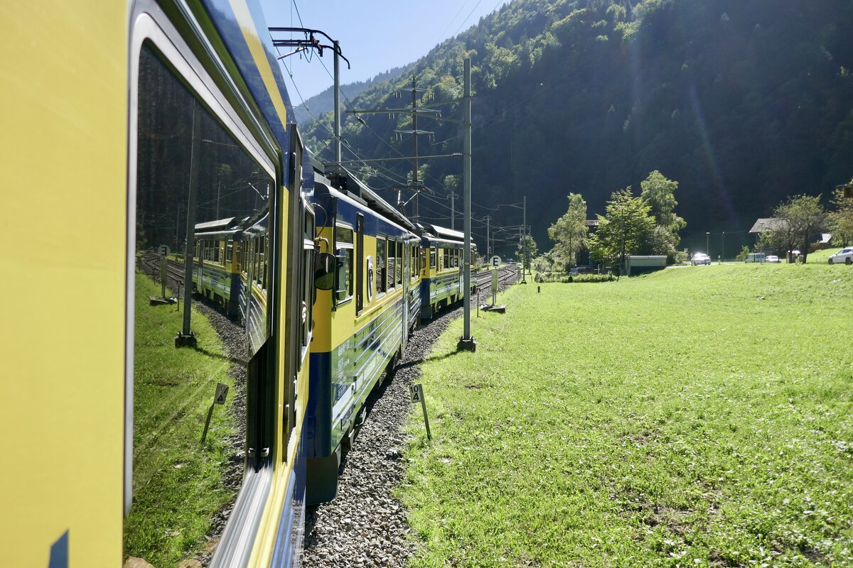 Mit den ABeh 4/4 II 311–313 unterwegs nach Lauterbrunnen am 19.9.25 beim Sandweidli