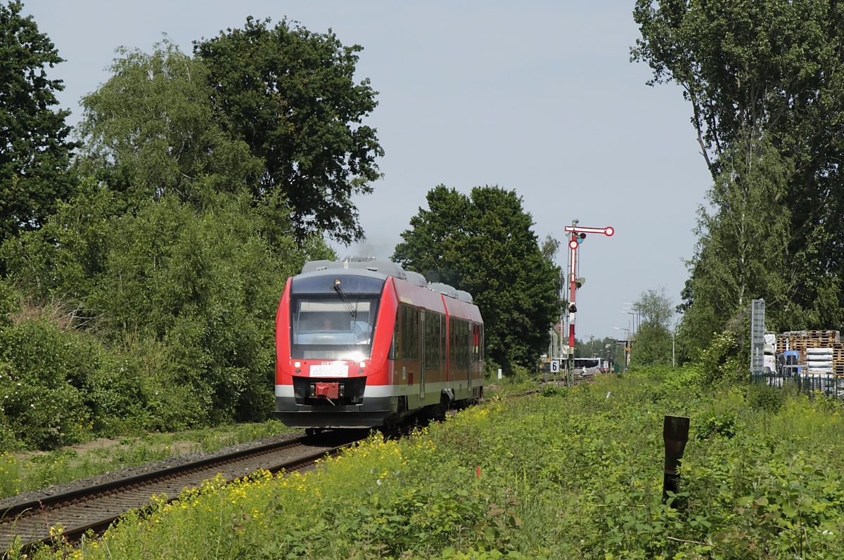 Mit Abellio-Aufkleber an der Front verlässt der DB-648 004 am 15.06.2021 Bocholt in Richtung Wesel. Leider ließ sich die Spiegelung an der Tw-Front nicht vermeiden.