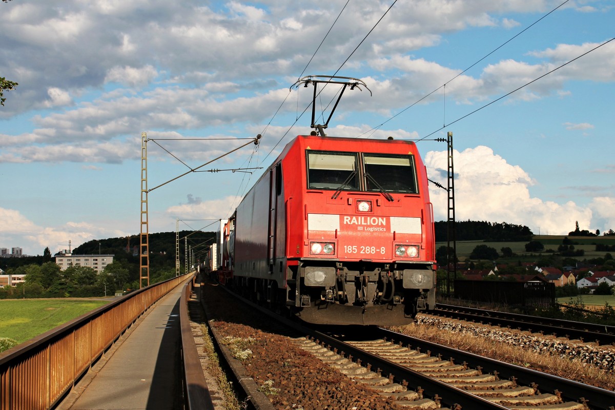 Mit der Abendsonne auf der Front fuhr am 25.06.2014 die 185 288-8 mit einem Containerzug über die Donaubrücke bei Mariaort in Richtung Norden.