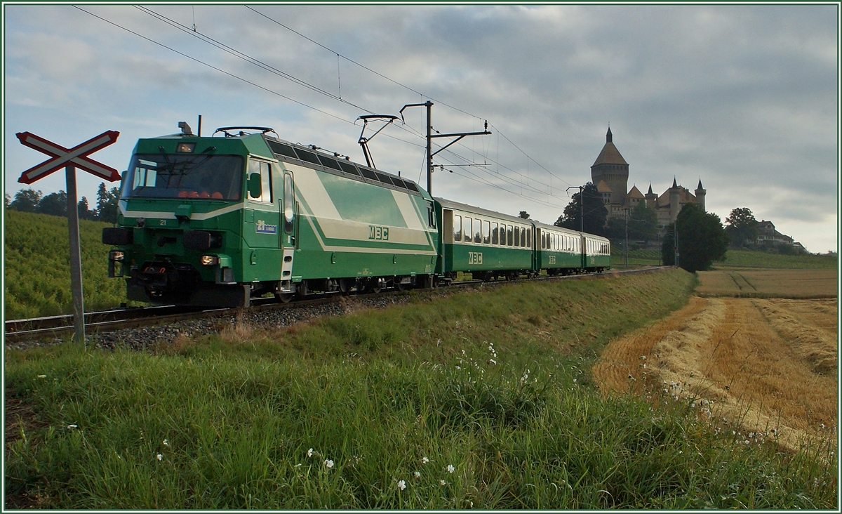 Mit der Ablieferung der neuen Stadler Triebzüge für die BAM dürfte wohl auch bald der letzte mit Lok und Komposition geführte Zug auf der BAM der Vergangenheit angehören. Hier zeigt sich der Zug 105 bei Château de Vufflens am 3. Juni 2014.  