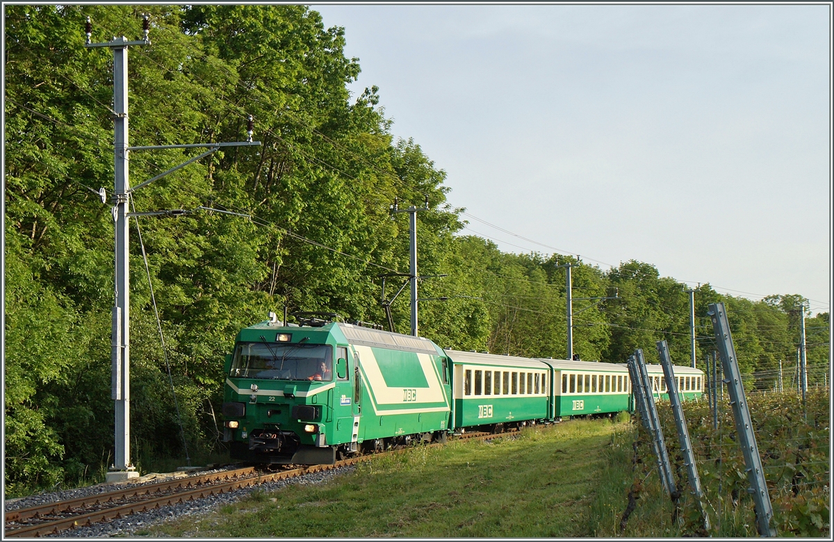 Mit der Ablieferung der neuen Stadler Triebzüge für die BAM dürfte wohl bald der letzte mit Lok und Komposition geführte Zug auf der BAM der Vergangenheit angehören. Hier zeigt sich der von der Ge 4/4 22 geführte Zug 105 kurz vor Chigny am 12. Mai 2015