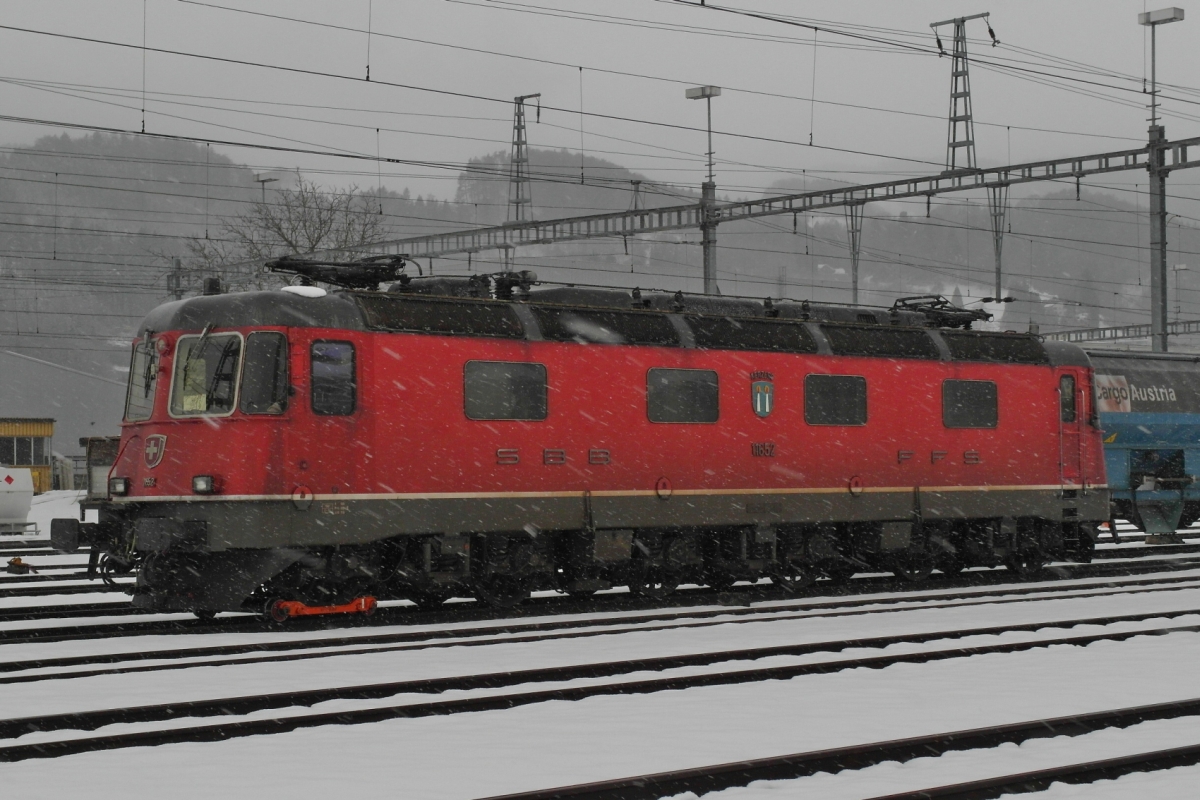 Mit einer Achse auf dem Rollbock liegend ist Re 6/6 11652 KERZERS am 01.02.2015 in St. Margrethen abgestellt.