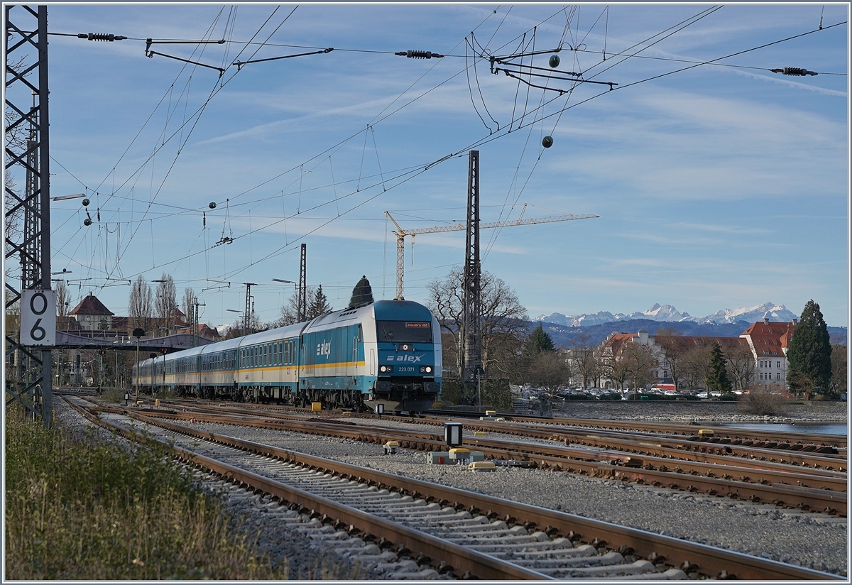 Mit der ALEX 223 071 verlässt ein  ALEX  nach München Lindau HBF. 

17. März 2019
