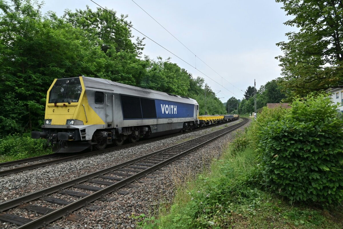 Mit Altschotter am Haken kommt die Stock 264 001-9 durch Neckargerach gen Heidelberg gefahren. 22.6.2021