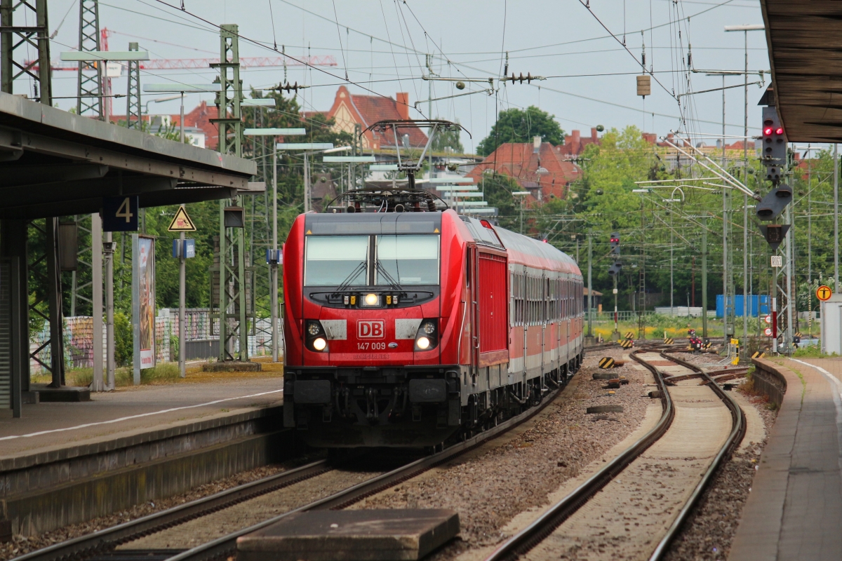 Mit den anstehenden Betreiberwechseln um Stuttgart sind wohl auch die Tage der letzen n-Wagen gezählt. Hier trifft am 06.06.2019 147 009 mit ihrer RB aus Heilbronn im Bahnhof Ludwigsburg ein.
