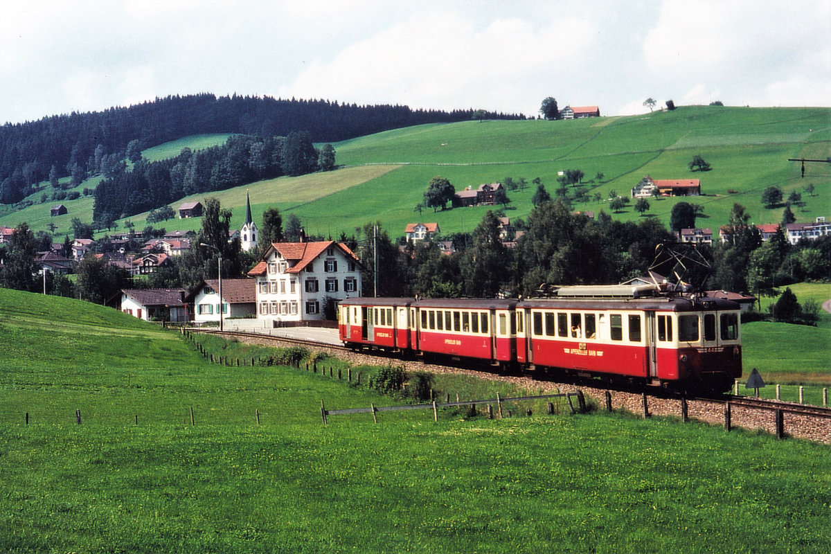 Mit der Appenzeller Bahn/AB auf der Fahrt von Gossau nach Wasserauen im Jahre 1989.
Pendelzug aus dem Jahre 1949 bestehend aus dem Be 4/4 44, einem B sowie dem BDZt 60 bei Urnäsch.
Foto: Walter Ruetsch   